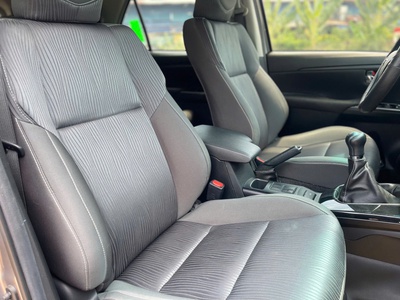 Bán xe Toyota Fortuner 2023 2.4G 4x2 MT dầu, màu đồng. 8