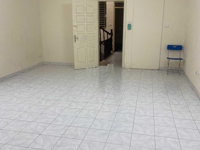 Cho thuê nhà ngõ 88 phố Trung Kính, Dt 80m2 x 4 tầng, mặt tiền 5m, ngõ rộng xe tải đi vào 2