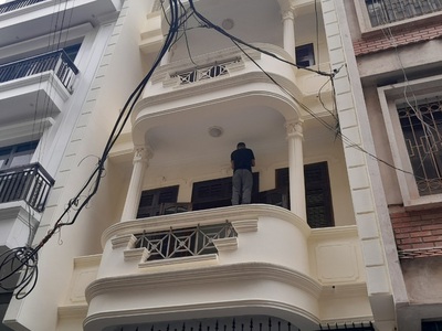 Cho thuê nhà ngõ 88 phố Trung Kính, Dt 80m2 x 4 tầng, mặt tiền 5m, ngõ rộng xe tải đi vào 1