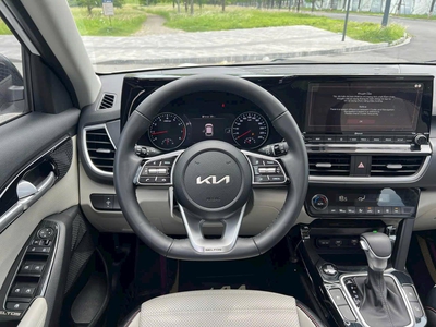 Bán xe Kia Seltos 2022 1.6 Premium, màu trắng. 11