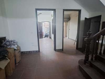 Cho thuê căn nhà ngõ 203 đường Hoàng Quốc Việt, DT 70m2 x 5 tầng có hè, đường rộng 10m 1