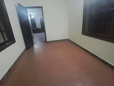 Cho thuê căn nhà ngõ 203 đường Hoàng Quốc Việt, DT 70m2 x 5 tầng có hè, đường rộng 10m 5