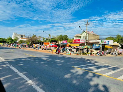 Nhà có miếng đất 3 MẶT TIỀN, NAY CĂT BÁN 25X40  1000M2 Đất ở trung tâm. GIÁ 550 TR 0