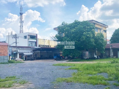 Kho xưởng trần khắc chân ngay chợ hóc môn 1