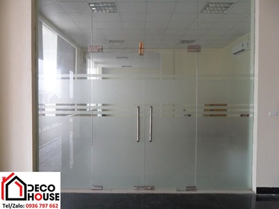 Giá cửa kính cường lực 2 cánh có khung và không khung khác nhau thế nào 0