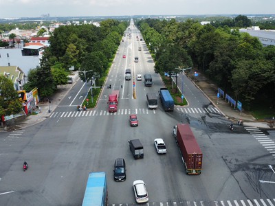 Bán nhà MT tại TP Bến Cát Bình Dương, Nhà 4 tầng MT đường 10 làn xe chạy, tiện KD ngay 1