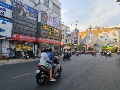Cho thuê nhà mặt tiền tân hương, 40m ,3lầu - ngang 10m - ngay ngã tư 3