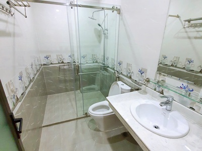 Cho thuê nhà Văn Cao vị trí đẹp, 7 p.ngủ khép kín, DT: 80m2. 5