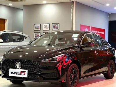 Chính chủ cần bán xe - MG5 Black Edition 4