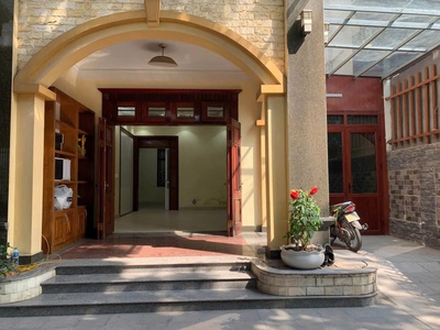 Cho thuê nhà tầng 1 biệt thự pháp vân 120m2, 2 ngủ, vp trung tâm, công ty 15 triệu 0