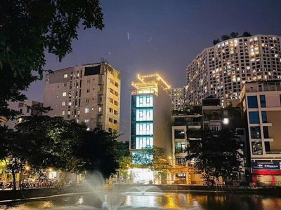 Bán tòa văn phòng mặt phố thanh xuân, view hồ 8 tầng 100m2 mt5.7, dòng tiền 70tr/th, 35.xtỷ 0