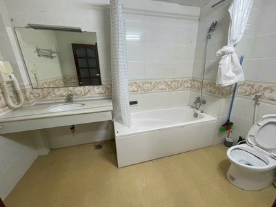 Cho thuê 1n1k 60m2 phố tôn thất thiệp full đồ có thang máy, ban công rộng dân trí cao 2