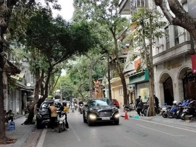 Bán nhà quận 1 , giá rẻ 200m2 , 12m x 16m giá chỉ 38 tỷ đường trước nhà 10m ôtô tránh sô hồng vuông 1