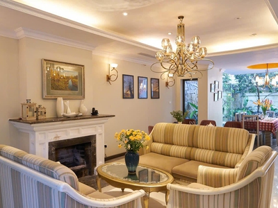 Biệt thự kđt dịch vọng  307 m2 x 4t   mt 15m kinh doanh vipphân lô đường ô tô tránh 1