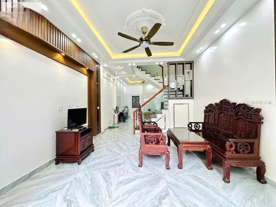 Cho thuê nguyên nhà 4 tầng có sân để xe cực rộng tại phố Tây Văn Cao, xe tải 5 tạ lùi tận cửa. 3