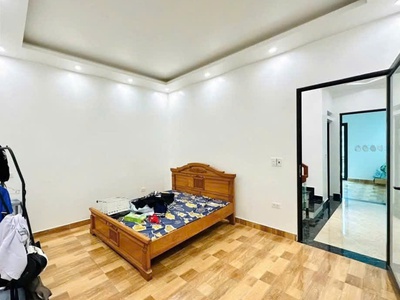 Cho thuê nguyên nhà 4 tầng có sân để xe cực rộng tại phố Tây Văn Cao, xe tải 5 tạ lùi tận cửa. 4