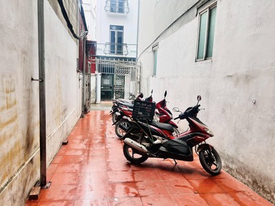 Bán nhà ngõ 81 đường đông ngạc 30m2 x 4 tầng ngõ thông rộng ô tô đỗ cửa, với 4 phòng ngủ đầy đủ 3