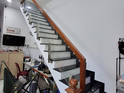 Sốc  nhà 2 tầng sàn 56m    nguyễn thái sơn qv 2