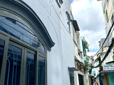 Nhà bán nằm trên trục đường đoàn văn bơ- xe hơi tới cửa- thuận tiện đi lại gần trường, chợ. 1
