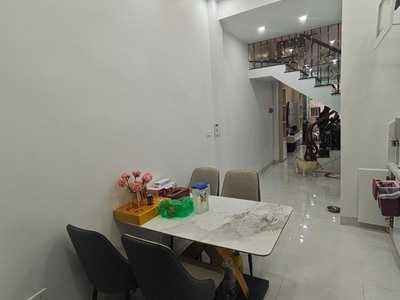 Bán gấp nhà Nguyên Hồng.Dt 43m2-.4 tầng .-Mt3.1m.-giá 11.3 tỷ có thương lượng Ba Đình .lh zl 0989846 0