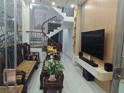 Bán gấp nhà Nguyên Hồng.Dt 43m2-.4 tầng .-Mt3.1m.-giá 11.3 tỷ có thương lượng Ba Đình .lh zl 0989846 2