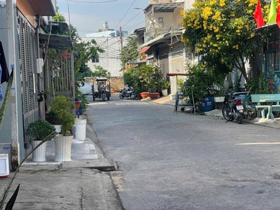 Hàng thơm đầu tư nhà cấp 4 chính chủ một đời đường nhựa 8m gần chợ bắp giáp q12. 0