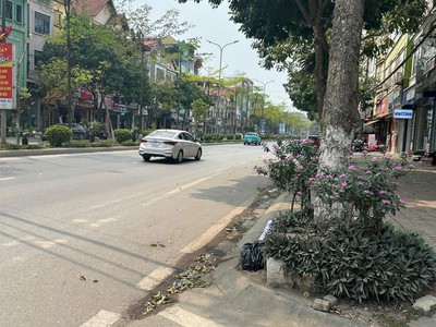 Chính chủ muốn chuyển nhanh nhà mặt chợ trung tâm trị trấn - đan phượng ba ô tô - diện tích 48m - 3