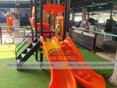 Cầu trượt liên hoàn mái sâu xinh xắn 1