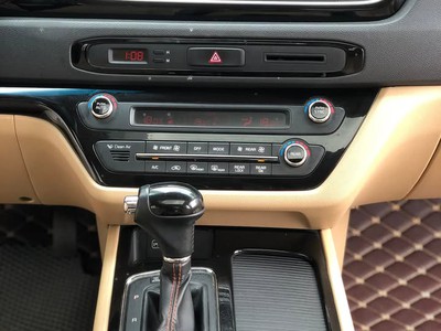Bán xe Kia Sedona 2.2 DATH 2016, màu trắng. 11