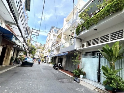 Khu hiếm nhà bán nằm trên trục đường số q4- xe hơi đậu cửa- khu an ninh . tháng mát. 4
