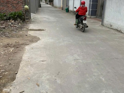 Chính chủ gửi bán lô đất giá công nhân tại nằm trên trục đường rộng thông các ngả 2 oto tránh nhau 0