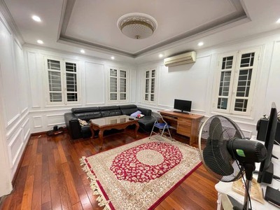 Cho thuê biệt thự hoàng quốc việt, 200m2, 5 tầng lô góc, thang máy 2