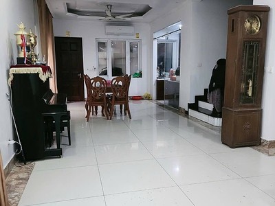 Cho thuê biệt thự hoàng quốc việt, 200m2, 5 tầng lô góc, thang máy 1