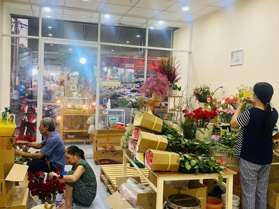 Cần sang nhượng shop hoa địa chỉ: 121 đường trần hưng đạo, dĩ an 2
