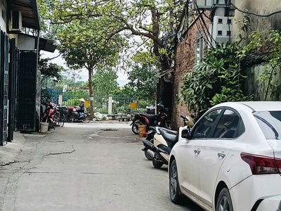 Bán nhà thạch bàn -51m2- nhỉnh 7tỷ- thang máy- 10m ô tô tránh đỗ cả ngày- gần chợ 0