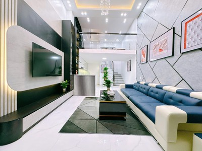 Bán nhà ngõ 135 phố đội cấn 36/40m2 x 4 tầng, ngõ thông, nhà mới kính koong full nội thất với 4 0