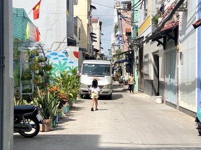 Đường đoàn văn bơ kinh doanh đa ngành nghề - nhà hẻm thông mà là mặt tiền- xe hơi đậu cửa. 0