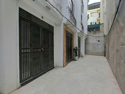 Cần bán nhà nam dư lĩnh nam 32m 5tầng 4 phòng thất giá 4.95 tỷ sổ riêng 0