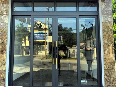 Cửa kính trượt quay cho văn phòng sang trọng 0