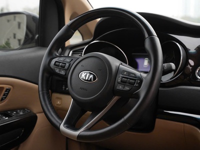 Kia Sedona Xăng Premium 3