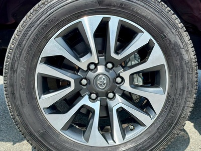 Bán xe Toyota Prado VX 2.7L 2023, màu đỏ. 9