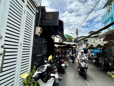 Vị trí đẹp nhà lại đẹp ngay mặt tiền đường đoàn văn bơ- gần chợ trường học. 1