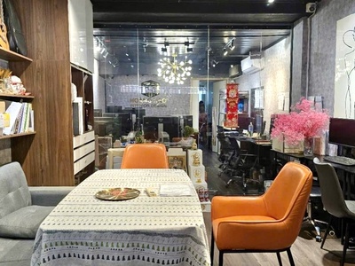 Vị trí đẹp nhà lại đẹp ngay mặt tiền đường đoàn văn bơ- gần chợ trường học. 2