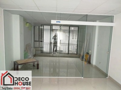 Vách kính ngăn phòng khách và bếp Tây Hồ đẹp 0