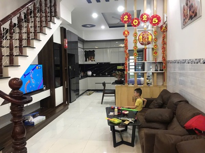 Bán nhà 162m 3 lầu 1 sân thượng nhà xây kiên cố đường thông 5m giá 5,1 tỷ gần chợ đầu mối Thủ Đức 2
