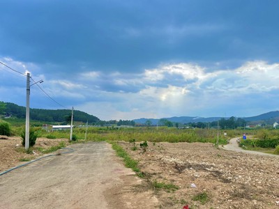 Bán Đất 2 mặt tiền đường đẹp thế này chỉ 620 triệu   80m  thổ cư view đồi thông 1