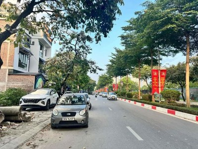 110 mét đất cổ nhuế, 15 tỷ giá 136tr / mét - xây ccmn - mặt tiền rộng, k quy hoạch vuông đẹp nét - 0