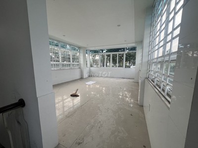 Chính chủ cho thuê nhà 1 trệt 2 lầu  sát bên Trung tâm Hội nghị triển lãm thành phố Bến Cát. 3
