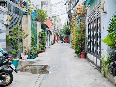 Nhà đẹp ở  ngay  sát mặt tiền  cách mạng tháng tám quận10 , 2 tầng 67m2 .sổ vuông, hoàn công đủ 4