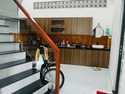 Nhà đẹp ở  ngay  sát mặt tiền  cách mạng tháng tám quận10 , 2 tầng 67m2 .sổ vuông, hoàn công đủ 3